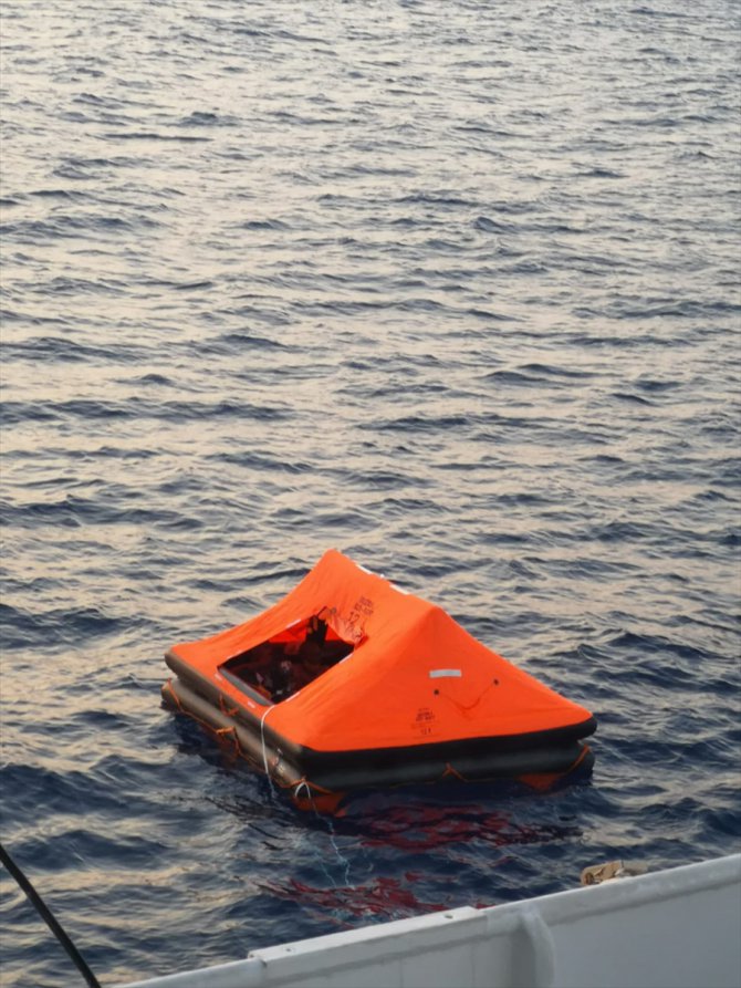 Muğla'da Türk kara sularına itilen yabancı uyruklu 14 kişi kurtarıldı