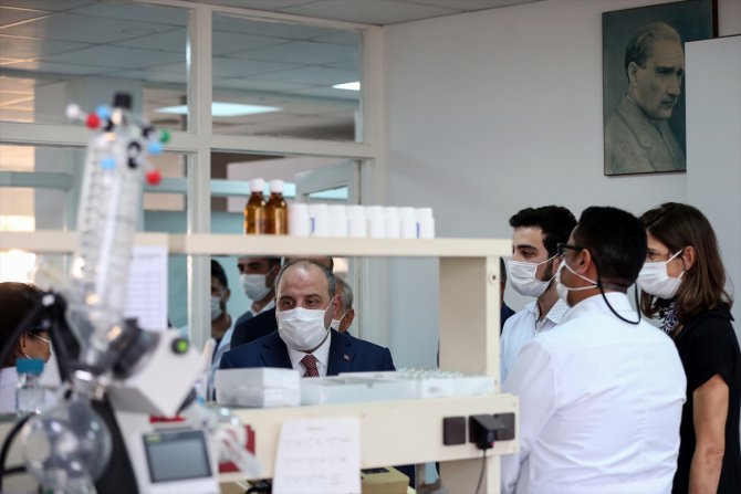 Bakan Varank Kovid-19 tedavisinde kullanılan ilacı üreten fabrikayı ziyaret etti: