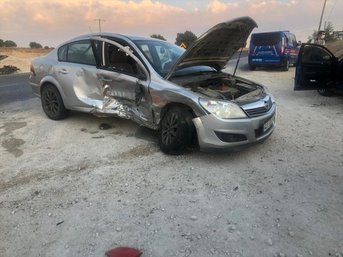 Uşak'ta iki otomobil çarpıştı: 1 ölü, 7 yaralı