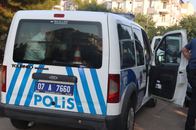 Antalya'da bir aileyi silahla tehdit ettiği iddia edilen şüpheli gözaltına alındı