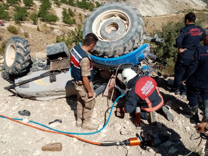 Malatya'da devrilen traktörün altında kalan sürücü öldü