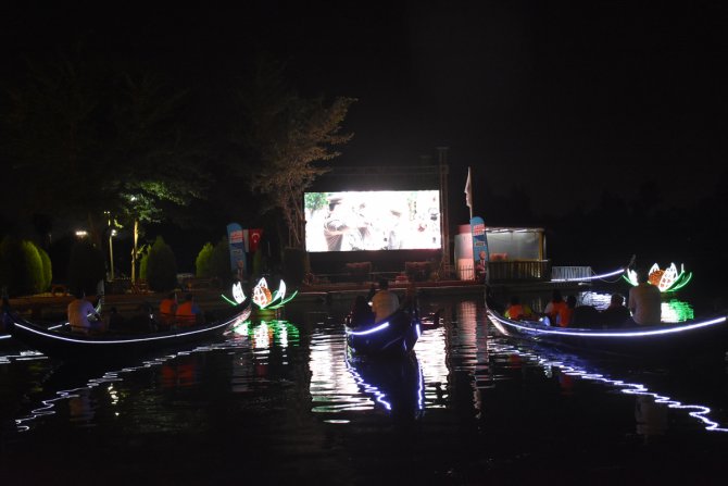 Seyhan Nehri üzerinde gondolda film izleme keyfi