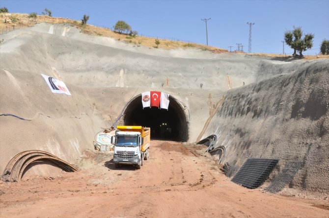 Terör örgütünün engellemelerine rağmen "Eruh-Fındık Yolu ve Tünel Projesi" sürüyor