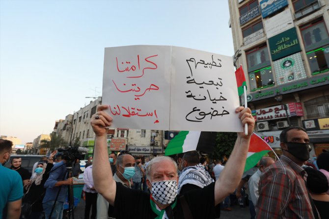 Ramallah'ta yüzlerce kişi İsrail ile BAE ve Bahreyn arasında varılan normalleşmeyi protesto etti