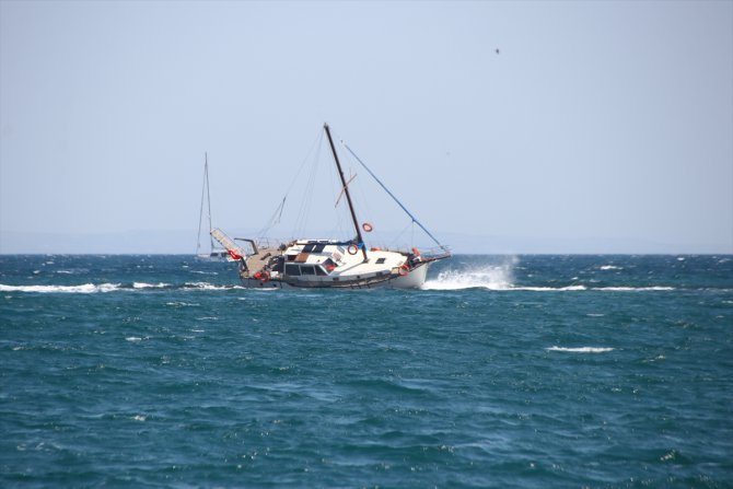 Tekirdağ'da yan yatan yattaki 2 kişi sahil güvenlik ekiplerince kurtarıldı