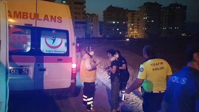 Adana'da devrilen otomobildeki 2 çocuk yaralandı