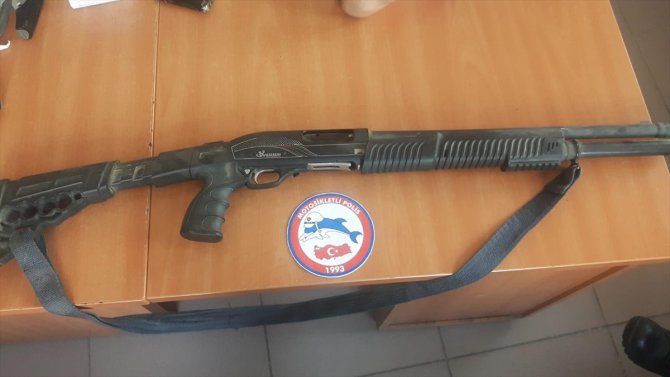 Afyonkarahisar'da ruhsatsız silah bulunan araçlardaki 5 zanlı gözaltına alındı