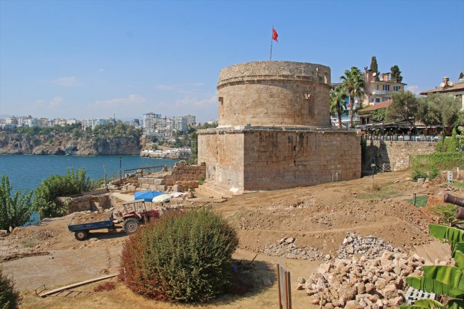 Antalya'nın simgelerinden Hıdırlık Kulesi çevresindeki arkeolojik kazılar sürüyor