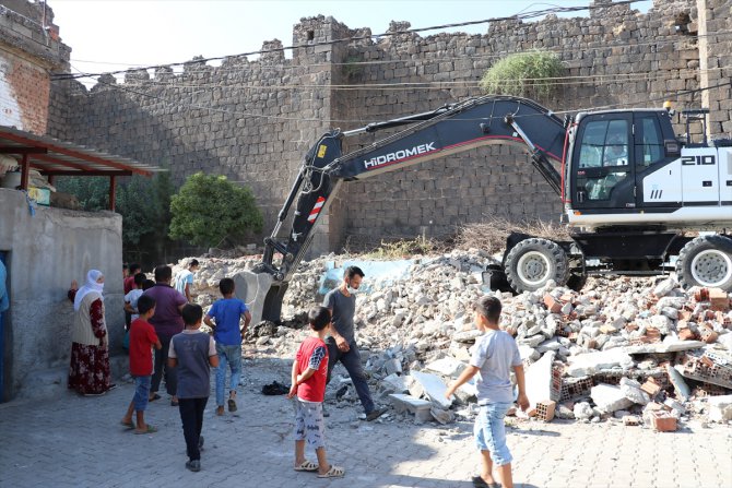 Diyarbakır surları, kaçak yapılardan arındırılıyor