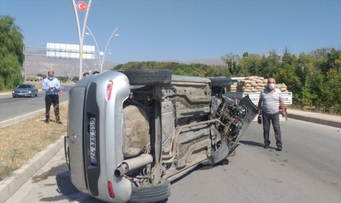 Erzincan'da kaza yapan kadın sürücüye vali yardımcısı yardım etti