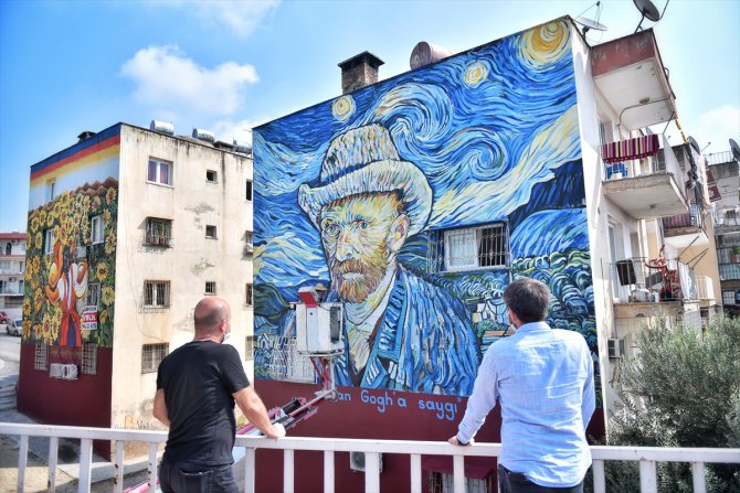 Mersin'de 36 yıllık binanın dış cephesi Van Gogh'un "Yıldızlı Gece" eseriyle kaplandı