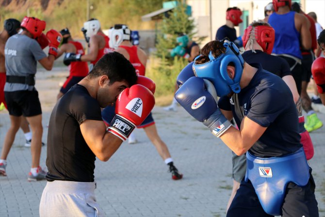 Boks Milli Takımı'nın İngiliz boksörlerle Çankırı'daki kampı sürüyor