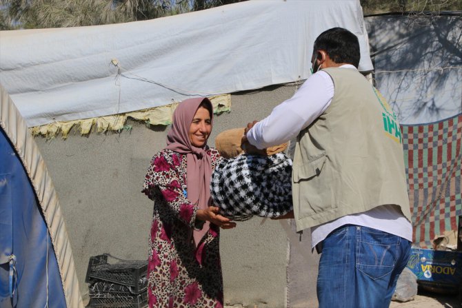 İHH'den Afrin'de 250 aileye halı ve battaniye yardımı