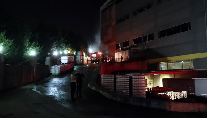 Kocaeli'de kozmetik fabrikasında çıkan yangın söndürüldü