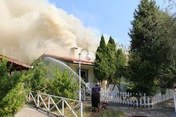 Kocaeli'de tek katlı binanın çatısında çıkan yangın hasara yol açtı