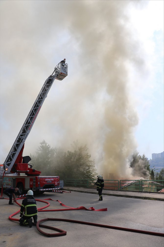 Kocaeli'de tek katlı binanın çatısında çıkan yangın hasara yol açtı