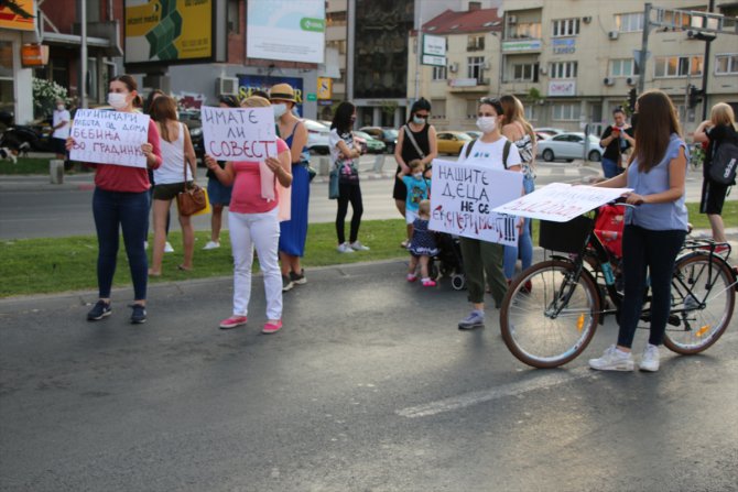 Kuzey Makedonyalı annelerden doğum izninin sonlandırılmasına protesto