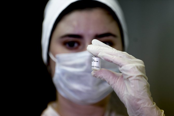 Rusya’da gönüllülere Kovid-19 aşısı yapılmasını AA görüntüledi
