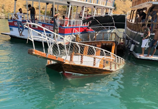 Şanlıurfa'nın Halfeti ilçesinde tur teknesi battı