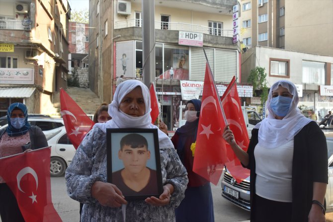 Şırnak'ta çocuğu dağa kaçırılan anne HDP binası önünde eylem yaptı