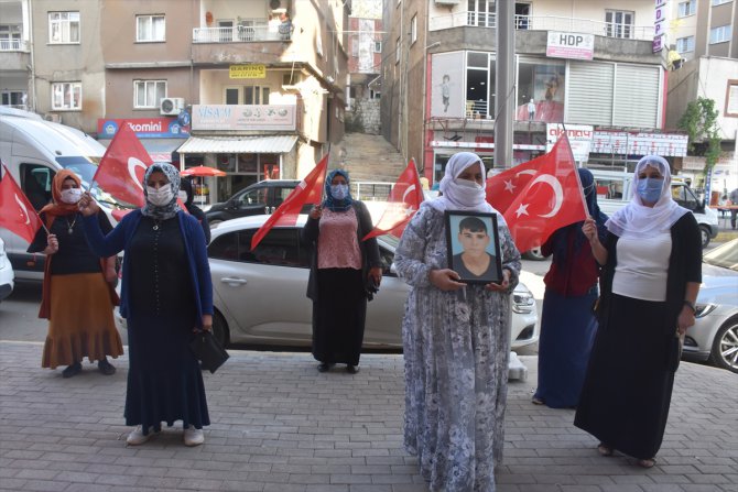 Şırnak'ta çocuğu dağa kaçırılan anne HDP binası önünde eylem yaptı