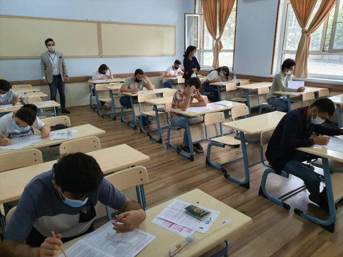 Azerbaycanlı öğrencilerden Türkçe Yeterlilik Sınavı'na ilgi