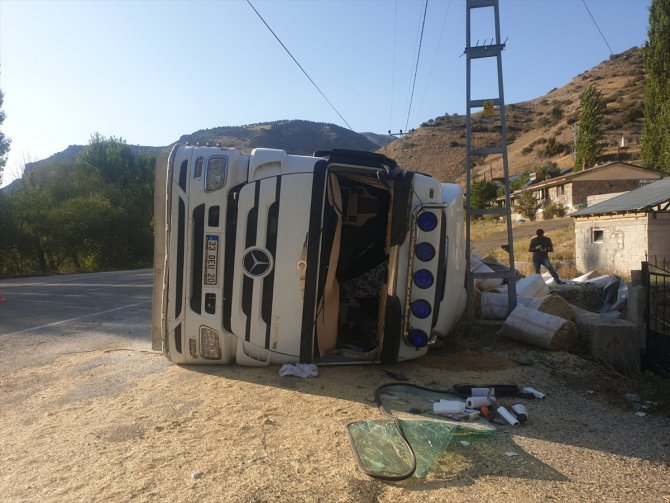 Erzurum'da devrilen tırın sürücüsü yaralandı