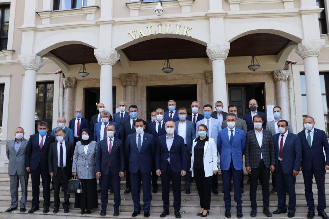 Bakan Karaismailoğlu: "Dünyanın gıptayla baktığı projeleri yönetiyoruz"