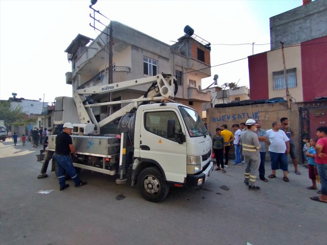 Adana'da elektrik direğine çıkan kişi akıma kapılarak ağır yaralandı