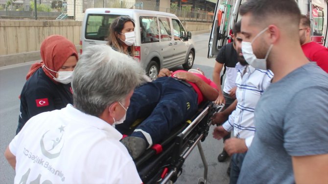 Adana'da otomobil ile çarpışan motosikletin sürücüsü yaralandı