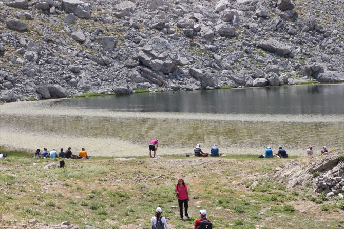 Anamas Dağı'ndaki krater gölü, doğaseverler ile trekking tutkunlarının ilgisini çekiyor