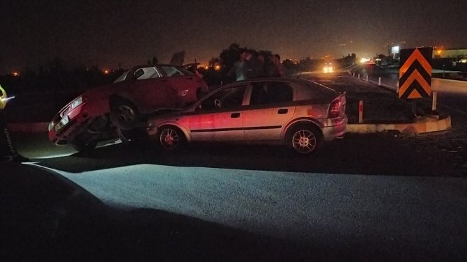 Aydın'da 2 otomobilin çarpışması sonucu 4 kişi yaralandı