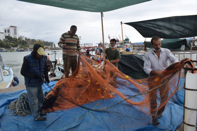 Batı Karadeniz'de balıkçılar poyraz nedeniyle limana demir attı