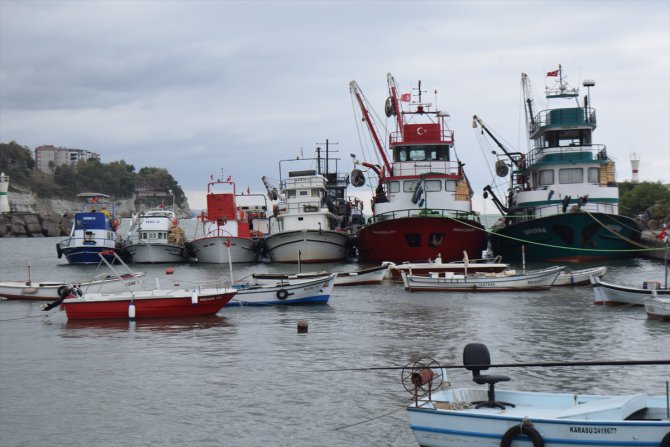 Batı Karadeniz'de balıkçılar poyraz nedeniyle limana demir attı