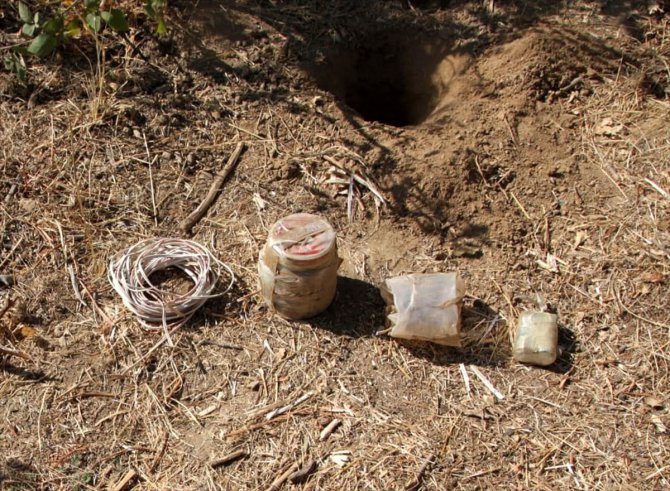 Bitlis'te PKK'lı teröristlerce toprağa gömülen 3 el yapımı patlayıcı imha edildi