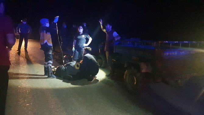 Düzce'de tarım aracı ile motosikletin çarpışmasıyla 3 kişi yaralandı