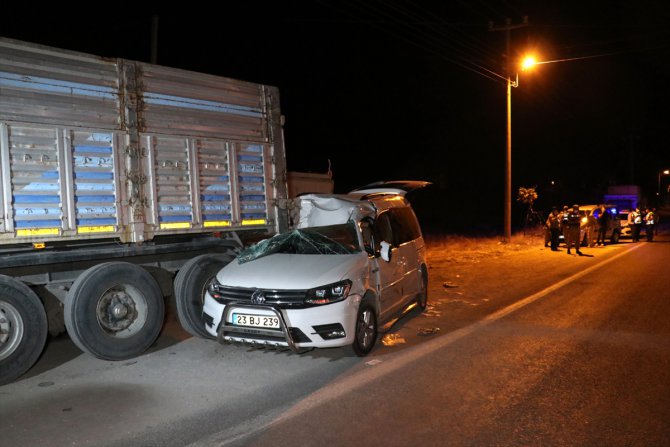 Elazığ'da hafif ticari araç park halindeki tıra çarptı: 1 yaralı