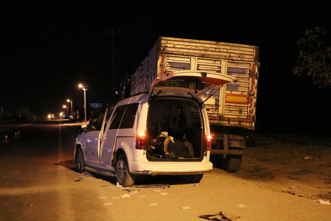 Elazığ'da hafif ticari araç park halindeki tıra çarptı: 1 yaralı