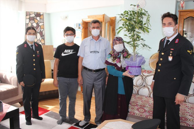 Gazi çocuğundan kendilerini ziyarete gelen askerlere "Çanakkale Türküsü" sürprizi