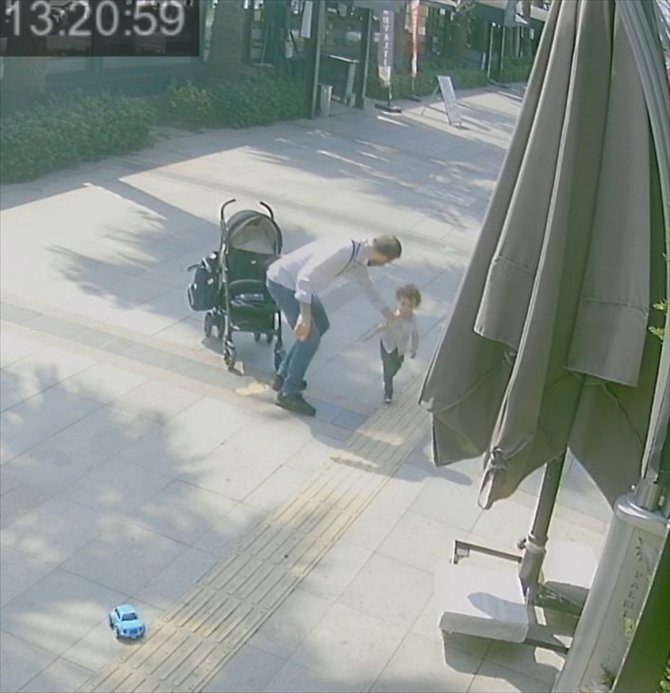 Kocaeli'de bebek arabasından düşen çocuğa uygulanan şiddet güvenlik kamerasında