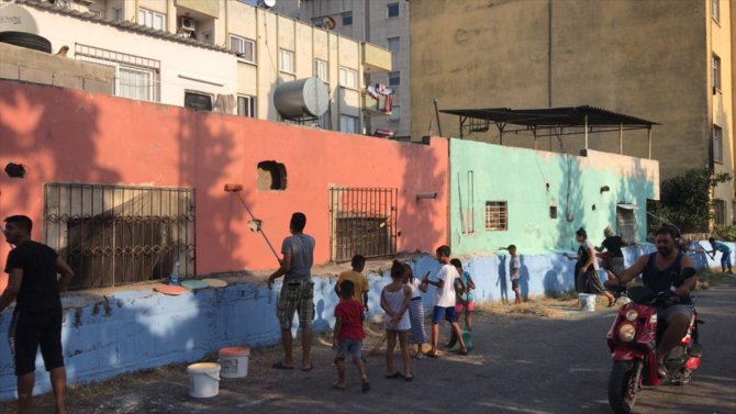 Mersin'de Roman vatandaşların yaşadığı sokaklarda evlerin duvarları renklendiriliyor