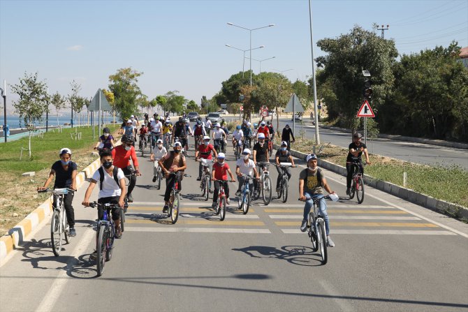 Van Gölü manzaralı tarihi Şamran Kanalı çevresinde bisiklet etkinliği