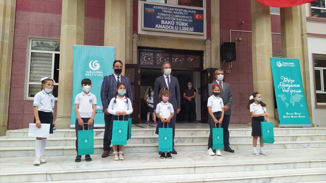 Yunus Emre Enstitüsünden Bakü Türk Anadolu Lisesine ilk gün desteği
