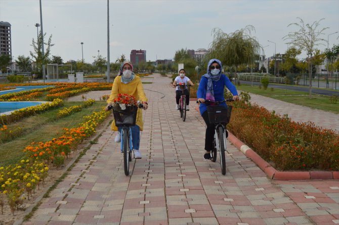 Afyonkarahisar'da "Süslü Kadınlar Bisiklet Turu" Kovid-19 tedbirleri altında gerçekleştirildi