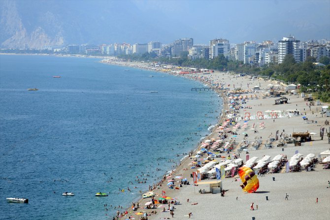 Antalya'da sıcaktan bunalan tatilciler, sahillerde yoğunluk oluşturdu