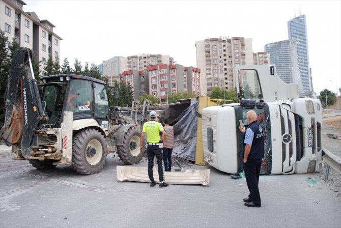 Ataşehir'de hafriyat kamyonu devrildi