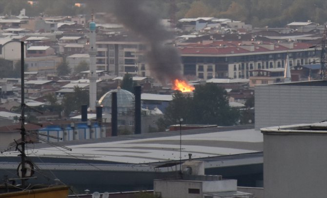 Bursa'da apartmanın çatı katında çıkan yangın söndürüldü