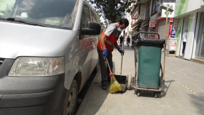 Çöp arabasını özenle temizleyen temizlik işçisi sosyal medyada ilgi odağı oldu