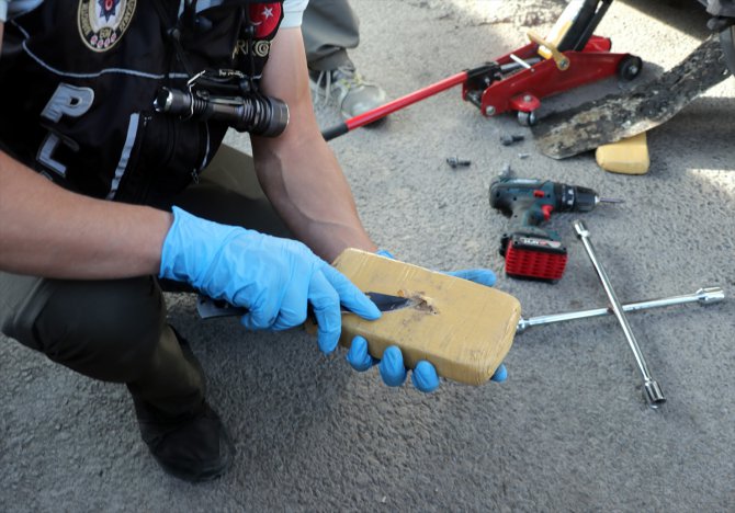 Erzurum'da emekli polisin aracında 61 kilo 750 gram eroin bulundu