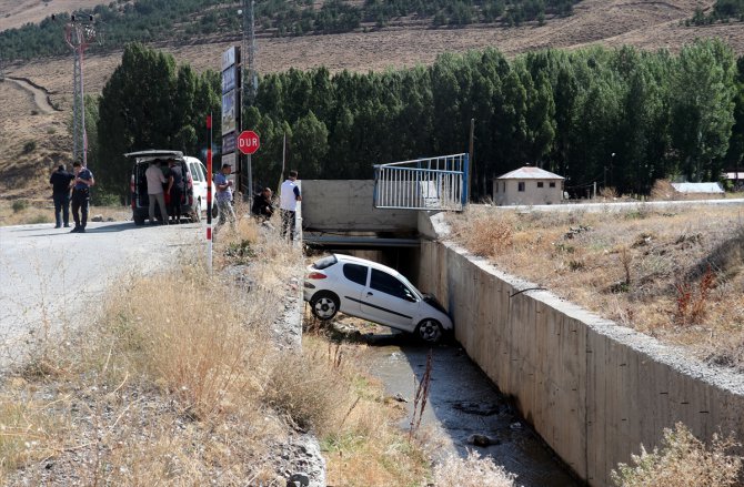 Erzurum'da su kanalına düşen otomobildeki 2 kişi yaralandı